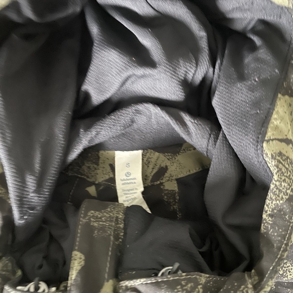 Lululemon Camo Rise and Shine Rain Jacket - Picture 3 of 3